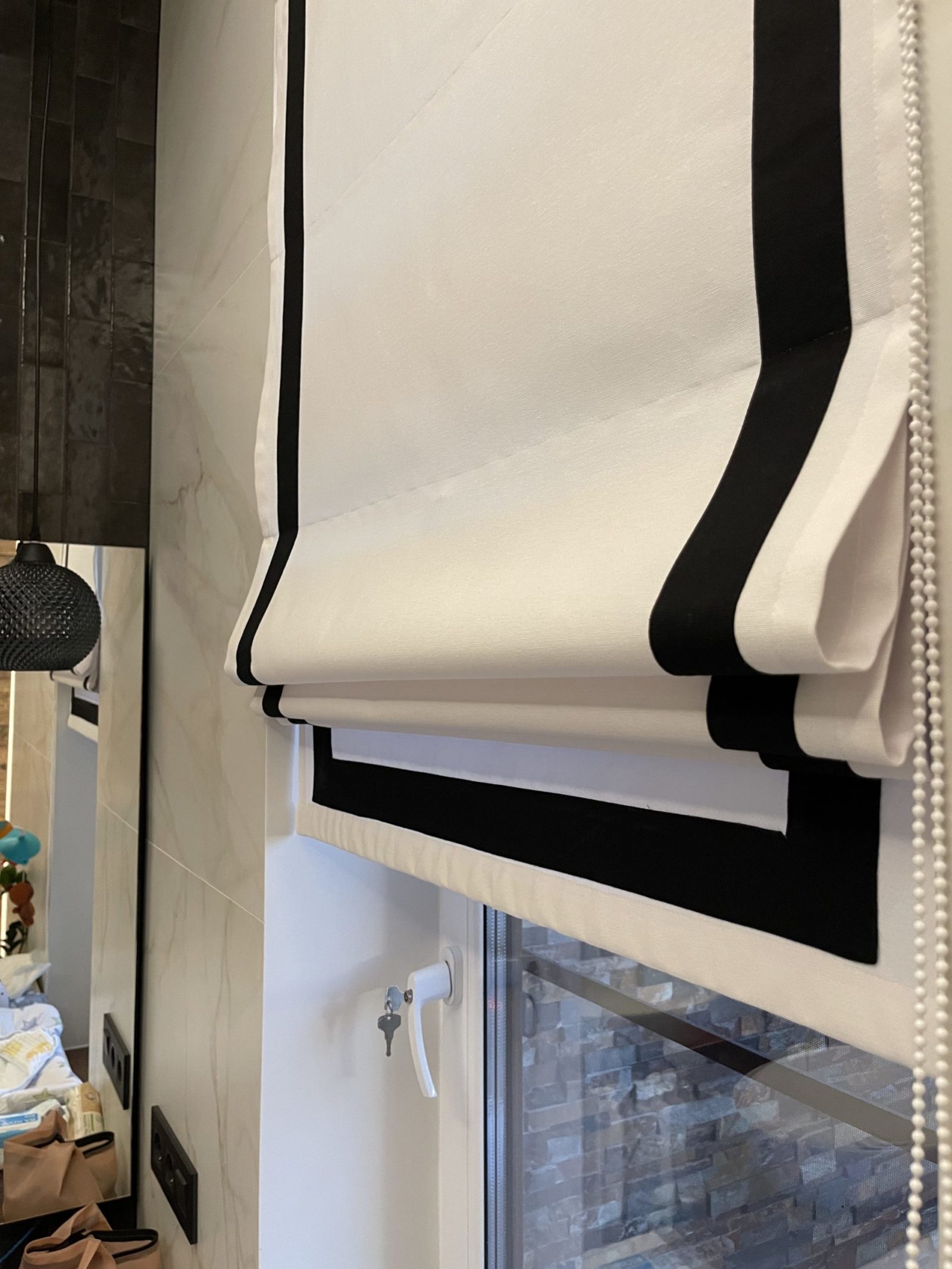 Римские шторы на кухню на пластиковое окно: примеры дизайна, фото